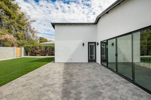 1038 Clarendon Ave, Phoenix AZ 85033-4119 exterior