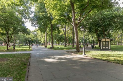 241 6th St, Philadelphia PA 19106-3723 exterior