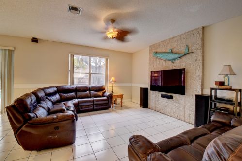 5745 Descartes Cir, Boynton Beach FL 33472-2430 exterior