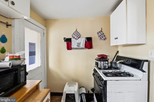 31 Clinton Ave, Camden NJ 08109-2006 exterior