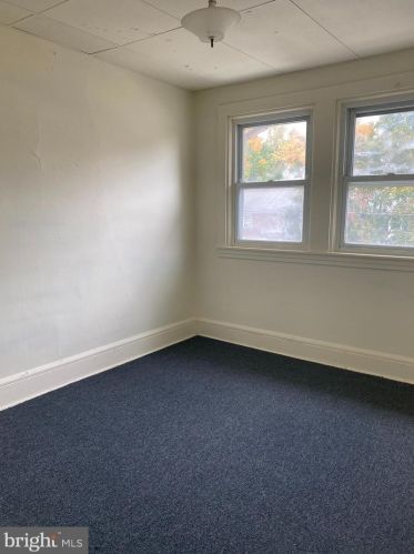 911 Gln Ter, Chester PA 19013-5812 exterior