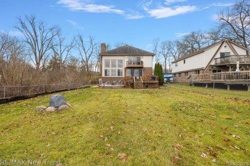 692 Appalachi St, Walled Lake MI  48390-1005 exterior