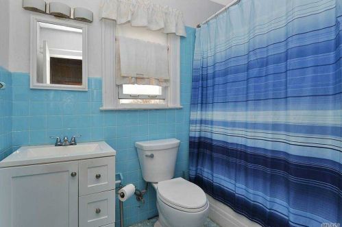 6 Eton St, Valley Stream NY 11581-2903 exterior