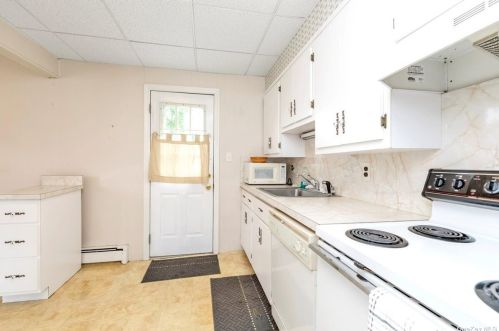 127 Berry St, Valley Stream NY 11580-3422 exterior