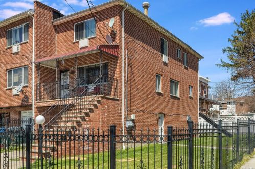 963 212th St, Bronx NY  10469-1109 exterior