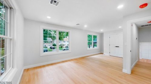 21 Fieldstone Dr, Livingston NJ  07039-3308 exterior