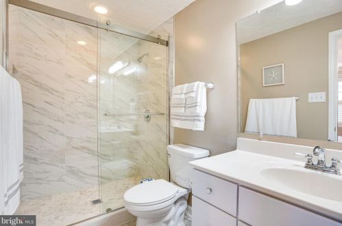 5674 Independence Cir, Alexandria VA 22312-2663 exterior