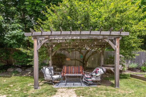 28 Westbourne Rd, Concord NH 03301-2916 exterior