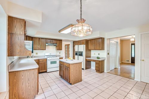 24 Harold Ave, Edison NJ 08820-2103 exterior