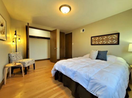 1631 Chateau Pl, Milwaukee WI 53217-6022 exterior