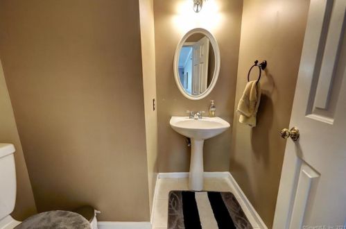 31 Lookout Hl Rd, Milford CT 06461-1878 exterior