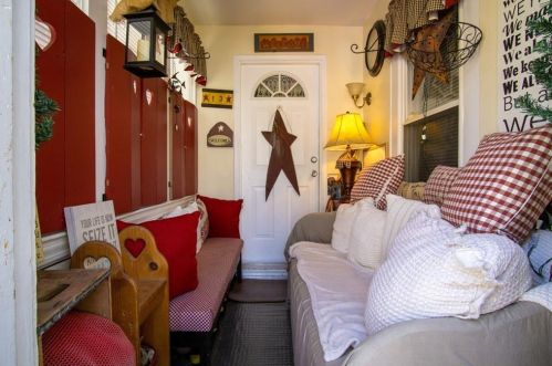 13 Beckside Rd, Providence RI 02911-1010 exterior