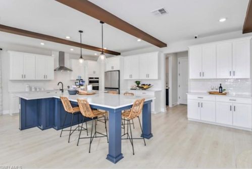 2050 Grv Dr, Naples FL 34120-1419 exterior