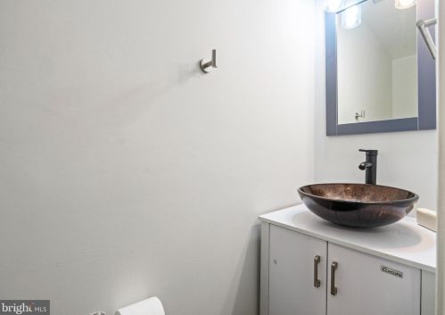 5052 Queens Stroll Pl, Washington DC 20019-6135 exterior