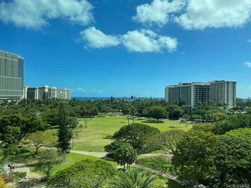 2045 Kalakaua Ave, Honolulu HI 96815-5118 exterior