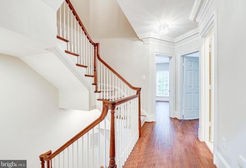 1402 Harvest Xing Dr, Mc Lean VA 22101-5650 exterior