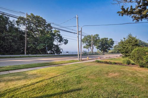 652 Ruddiman Dr, Meskegon MI 49445-2867 exterior