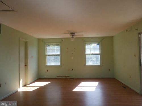 10408 New Hampshire Ave, Silver Spring MD 20905-3918 exterior