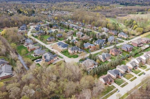 2511 Golf Crst Dr, Rochester MI 48309-4063 exterior