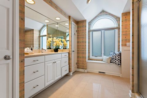 5267 Diversey Blvd, Milwaukee WI 53217-5201 exterior