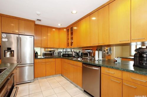 741 Park Ct, Valley Stream NY 11581-3507 exterior