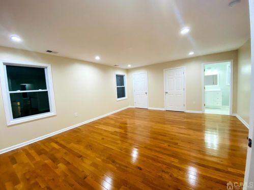 42 Park Ave, Iselin NJ 08830-2242 exterior