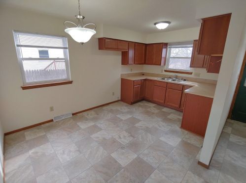 1512 Greencrest Dr, Watertown, WI 53098-3310