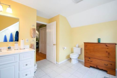 9 Allen St, Enfield CT 06082-4715 exterior