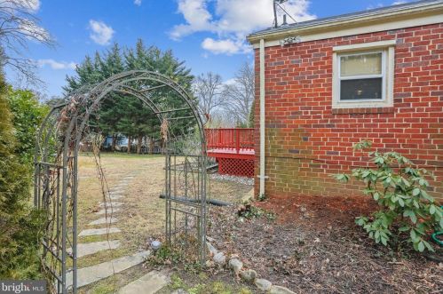 8917 Walden Rd, Silver Spring, MD 20901-3824