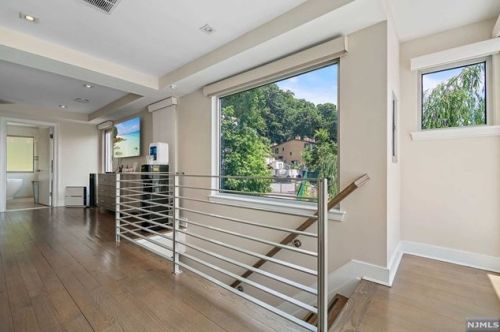 24 Casta Ln, Edgewater NJ 07020-1504 exterior