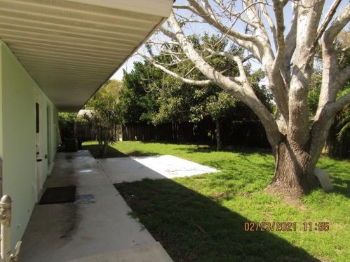 130 Wisteria Ave, Fort Pierce FL 34982-5907 exterior