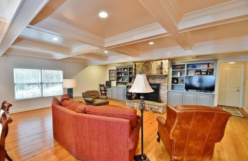 1574 Riverside Dr, Gainesville, GA 30501-1843