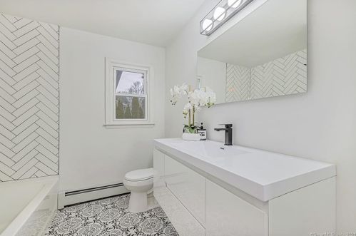 123 Clover St, Windsor CT 06095-3707 exterior