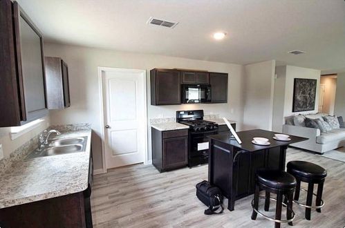 412 6th St, Hempstead TX  77445-4711 exterior