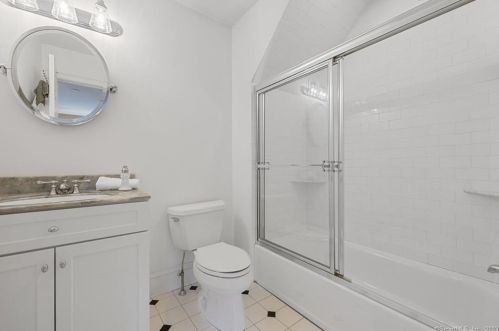 2 Farmington Rdg Dr, Farmington CT 06032-2456 exterior