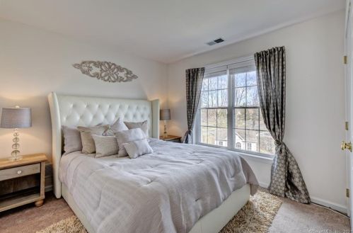 31 Acorn Dr, Windsor Locks CT 06096-1224 exterior