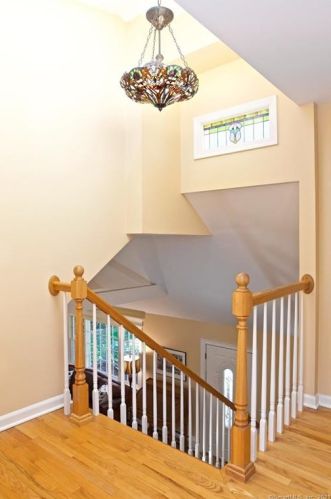 8 Cloverly Cir, Norwalk CT 06855-2130 exterior