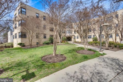 210 Oakwood St, Washington, DC 20032-1754