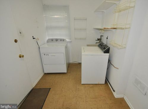 1049 Warfield Ln, Huntingdon Valley PA 19006-3426 exterior