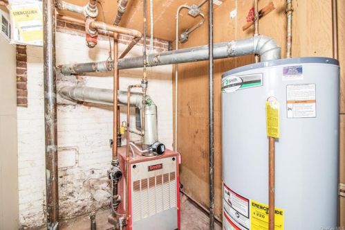 251 239 St, Bronx NY 10470-1811 exterior