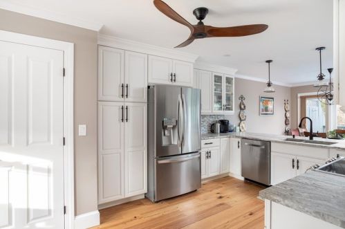 72 Houston Ave, Middletown, RI 02840-3916