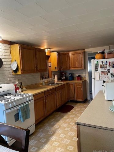 519 Hartford Pike, Killingly CT 06241-1504 exterior