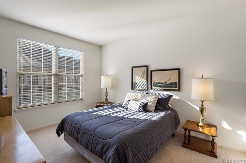 1342 Alameda Blvd, Troy MI 48085-6739 exterior