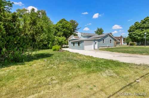 423 Superior St, Wayland MI  49348-1145 exterior