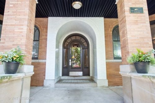 921 Gordon Ter, Chicago, IL 60613-5215