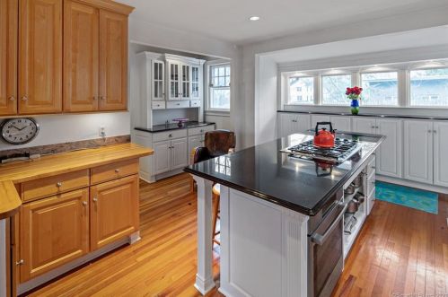 11 Dover Rd, Westport CT 06880-2627 exterior