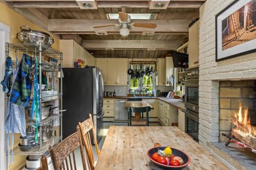 21 Catherine St, Middletown RI 02840-3232 exterior