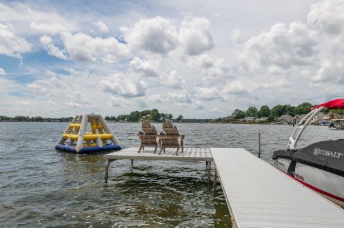 952 Eagle Lk Dr, Kalamazoo MI 49009-8429 exterior