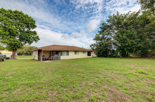 218 Cherryhill Rd, Fort Pierce FL 34953-6232 exterior