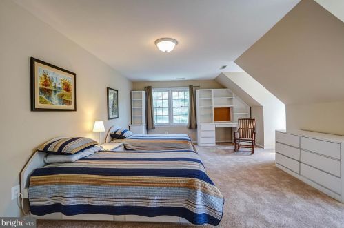 9400 Fox Hollow Dr, Rockville MD 20854-2083 exterior